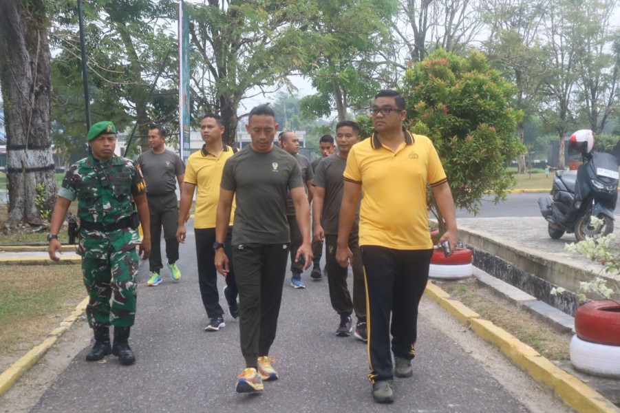Sinergitas TNI-Polri di Kampar: Olahraga Bersama untuk Harkamtibmas dan Pelestarian Alam